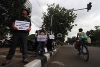 Massa Koalisi Pejalan Kaki (KPK) melakukan aksi mematung di trotoar depan Balai Kota, Jakarta.