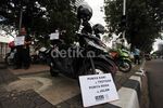 Koalisi Pejalan Kaki Mematung di Balai Kota Jakarta