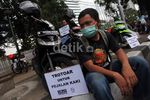 Koalisi Pejalan Kaki Mematung di Balai Kota Jakarta