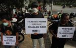 Koalisi Pejalan Kaki Mematung di Balai Kota Jakarta