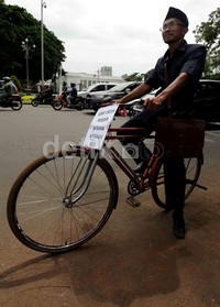 Aksi yang dilakukan guru tersebut untuk menolak penerapan kurikulum pendidikan yang baru.