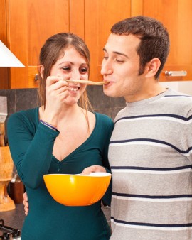 Agar Kencan Makan Malam di Rumah Sukses, Ikuti Tips Ini!