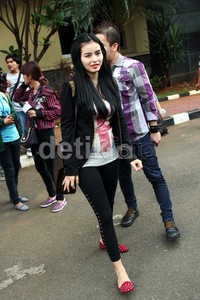 Melalui kuasa hukumnya, Verny hanya ingin memperjuangkan status anak yang saat ini dikandungnya.