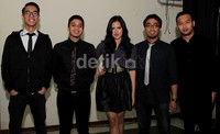 Raisa berfoto bersama para pemain bandnya sebelum naik ke atas panggung.