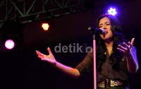 Tepuk tangan riuh membahana usai Raisa mengakhiri penampilannya. Ia sangat senang dengan antusiasme yang diberikan para penonton.