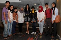 Raisa menyempatkan diri berfoto bersama para fansnya yang akrab disapa Your Raisa di hotel tempatnya menginap.