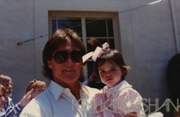 Kendall terlihat menggemaskan dengan pita pink di kepalanya. (Celebuzz/Kim Kardashian)