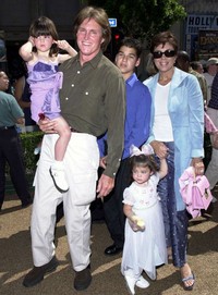 Kendall dengan dress ungunya. (Celebuzz/Kim Kardashian)