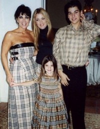 Perempuan yang kini berusia 17 tahun itu kompak berbusana Burberry dengan Kris Jenner, Khloe, dan Rob Kardashian. (Celebuzz/Kim Kardashian)