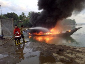 Kapal Angkut BBM Terbakar di Pelabuhan Kalianget