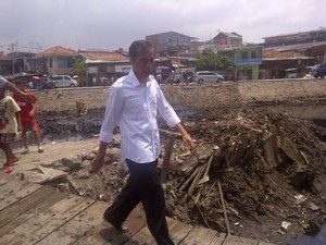 Jokowi Siap-siap Sebar Spanduk Stop Buang Sampah di Kali