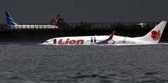 Bangkai Lion Air Masih Mengambang di Laut Bangkai Lion Air Masih Mengambang di Laut