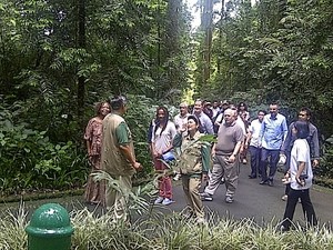 SBY Jadi Guide Dubes Beserta Keluarga Keliling Istana Cipanas