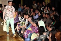 Seorang model memperkenalkan busana terbaru Ivan Gunawan.