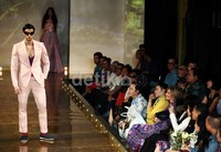 Mengusung tema 'The Gentlemen', pria 31 tahun itu memberikan sentuhan baru dalam warna dan model untuk busana pria.