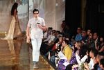 Busana Bergaya Italia Ivan Gunawan