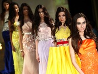 Para model memperkenalkan busana karya Ivan Gunawan. Dalam fashion week tersebut Ivan menyuguhkan 12 koleksi busana pria dan enam wanita.