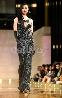 Manohara mengangkat tema 'Femme Fatale' saat tampil di fashion week pertamanya itu.