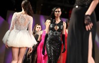 Gaun strapless dan potongan dada rendah menghiasi desain Mano di panggung fashion week. Siluet-siluet seductive dengan material jala transparan dipilih untuk mengeluarkan aura seksi, agresif, dan feminin dari wanita.