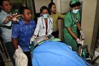 Sejumlah penumpang Lion Air yang jatuh ke laut di Bali, dilarikan ke rumah sakit terdekat. Reuters/Stringer.