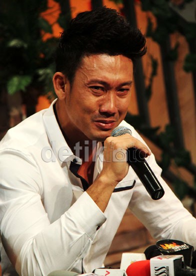 Bantah Hamili DJ Verny, Denny Sumargo Menangis