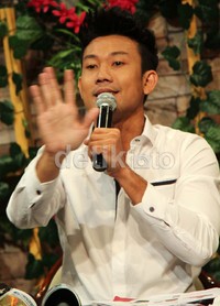 Menurut bintang film '5CM' tersebut, Verny sebaiknya jangan membawa masalah kehamilannya itu ke publik. Bagi Denny, lebih baik melakukan pembuktian di pihak kepolisian saja.