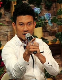 Denny terlihat emosional saat menggelar jumpa pers di Epicentrum, Kuningan, Jakarta Selatan, Jumat (12/4/2013). Mauludi/detikFoto.