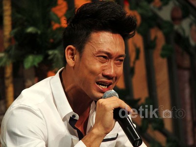 Bantah Hamili DJ Verny, Denny Sumargo Menangis