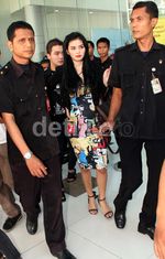 DJ Verny Pegangi Perut Hamilnya