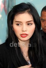 DJ Verny Pegangi Perut Hamilnya