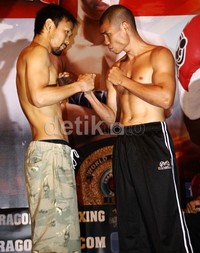 Kedua petinju itu dinyatakan layak naik ring karena tak melebihi batas atas 57, 5 kilogram. Ramses/detikFoto.