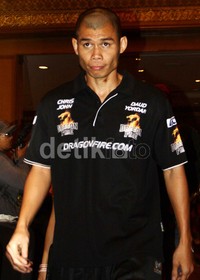 Pemegang gelar Super Champion kelas bulu World Boxing Association (WBA) Chris John mengaku puas dengan hasil timbang badan. Ramses/detikFoto.