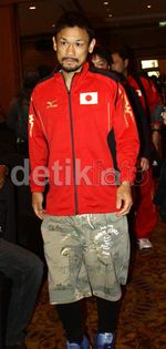 Chris John dan Satoshi Hosono Timbang Badan