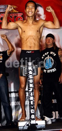 Daud Yordan yang menimbang badan setelah Vetyeka, memiliki berat 56,9 kilogram. Ramses/detikFoto.