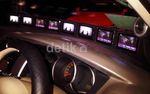 Mobil MPV dengan 75 LCD