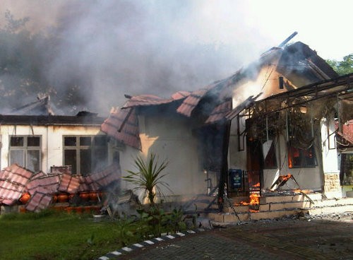 Ruang Fitnes di Rumah Bupati Minahasa Selatan Ludes Terbakar
