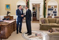Obama bertemu dengan Mitt Romney. Lambang negara AS bergambar burung elang tersebut mulai digunakan secara umum pada tahun 1782. Sebagai lambang negara, ia dipergunakan untuk berbagai dokumen resmi seperti paspor, lambang militer, pelat kedutaan besar, dan bendera-bendera Amerika Serikat.