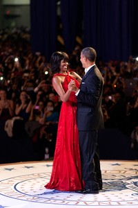 Presiden Barack Obama dan Ibu Negara Michelle Obama berdansa usai pelantikan jabatannya yang kedua, Januari lalu. Sebagai landasan, terlihat lambang negara dijadikan alas untuk diinjak-injak.