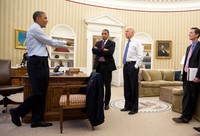 Siapapun yang ke kantor Obama di kompleks Gedung Putih bebas menginjak-injak lambang negara AS tanpa harus dikenakan pasal penghinaan negara.