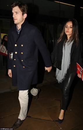 Dikabarkan Hamil, Mila Kunis Mesra dengan Ashton Kutcher di London