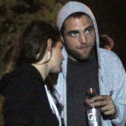 Robert Pattinson & Kristen Stewart Nonton Coachella