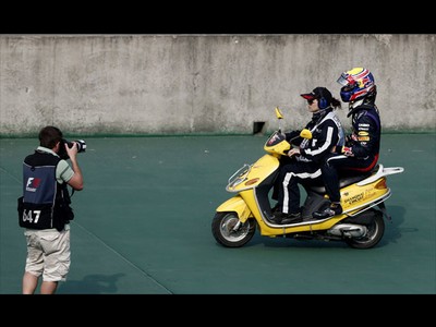 F1 GP China Diwarnai Adegan Naik Scooter