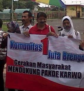Pendukung KarSa di Pasuruan Bagi-bagi Brengos