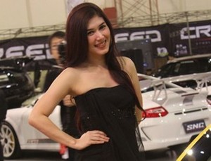 Gadis-gadis Seksi di Mobil Eksotis