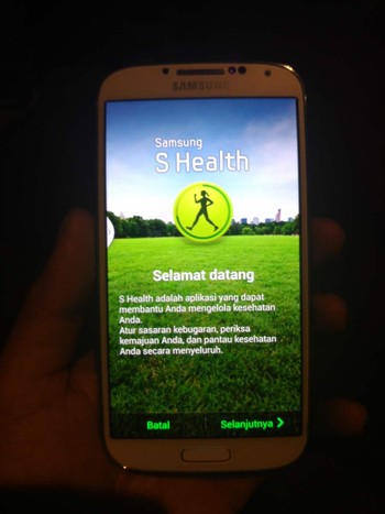 Bodinya boleh jadi mengandalkan plastik yang mungkin tidak menjadi favorit semua orang. Namun dari sisi jeroan dan performa, Galaxy S4 tampak bisa diandalkan.