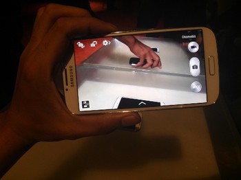 Piranti ini memakai kamera 13MP dengan penambahan beragam fitur, seperti bisa menjepret dengan kamera depan dan belakang dalam waktu bersamaan.