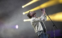 Damon Albarn tampak sangat menghayati penampilannya. Reuters/Mario Anzuoni.