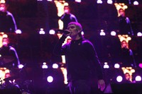 Ian Brown cs itu menyanyikan hits-hits mereka seperti 'I Wanna Be Adored', 'Sally Cinnamon', dan 'Ten Storey Love Song'. Reuters/Mario Anzuoni.