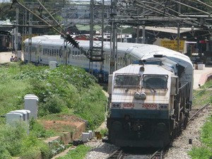Makanan di Kereta Api India, Campur Kain Pel Sampai Kecoa