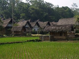 Siapa Sangka, di Kampung Naga Sudah Ada Handphone